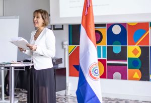 Con la entrega del Certificado Exequátur del Consejo Federal, la Embajadora Lebron nombró oficialmente al nuevo Cónsul Honorario Daniel Ordás. Ella también le dio un Ñanduti (arte anudado de los pueblos indígenas de Paraguay).