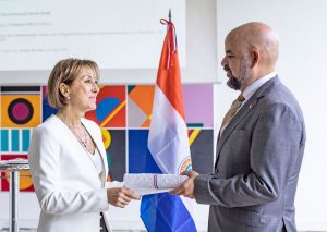 Con la entrega del Certificado Exequátur del Consejo Federal, la Embajadora Lebron nombró oficialmente al nuevo Cónsul Honorario Daniel Ordás. Ella también le dio un Ñanduti (arte anudado de los pueblos indígenas de Paraguay).