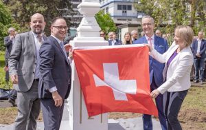 Al lado este del monumento, una bandera suiza cubría la palabra "Suiza", que fue retirada por el alcalde Burgunder, Regierungsrat Weber y el Consejero Nacional Schneider-Schneiter.
