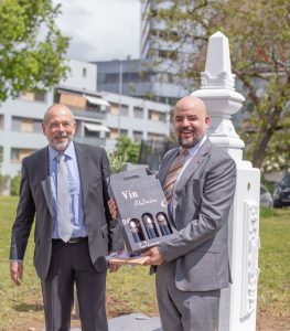 El secretario del ayuntamiento de Vordemwald llegó de Aargau con regalos y entregó al nuevo cónsul el vino proveniente de su localidad, de donde vino el ex presidente paraguayo Eduard Schaerer.
