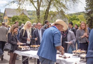 El alcalde Burgunder disfrutó el final culinario del evento con los numerosos invitados que habían encontrado su camino hacia su comunidad.