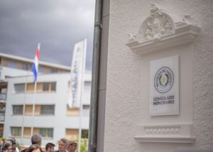 An der „Villa Rohner“ in Pratteln schmückt das Wappen der Republik Paraguay das neue Honorarkonsulat, welches sich in den Räumlichkeiten der Advokatur & Rechtsberatung TRIAS AG befindet.