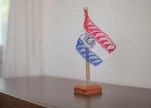 Eine Ñanduti-Nationalflagge Paraguays begrüsst die Gäste in der Advokatur & Rechtsberatung TRIAS AG, welche das Honorarkonsulat der Republik Paraguay beherbergt.