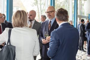El cónsul general de Italia y Doyen des Corps Consulaire de Bâle en conversación con el consejero nacional Schneider-Schneiter y consejero gubernamental Dürr.